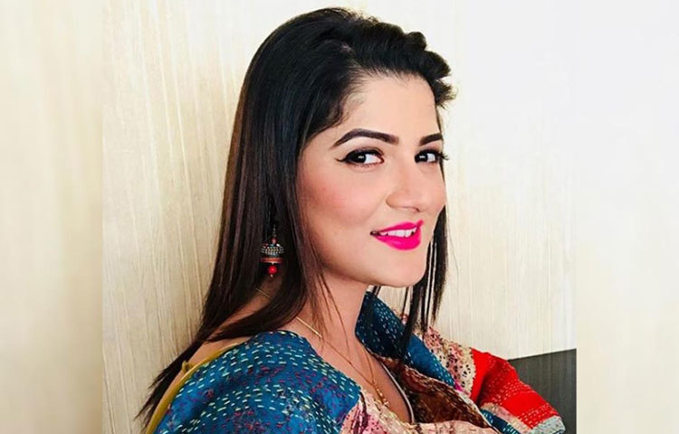 হাসিই যেন অলঙ্কার।