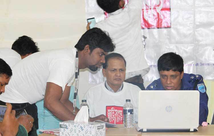 ‘জাতিসংঘে বাংলা চাই’ কার্যক্রমে ভোট দেয়ার চিত্র। ছবি : ছগির হোসেন