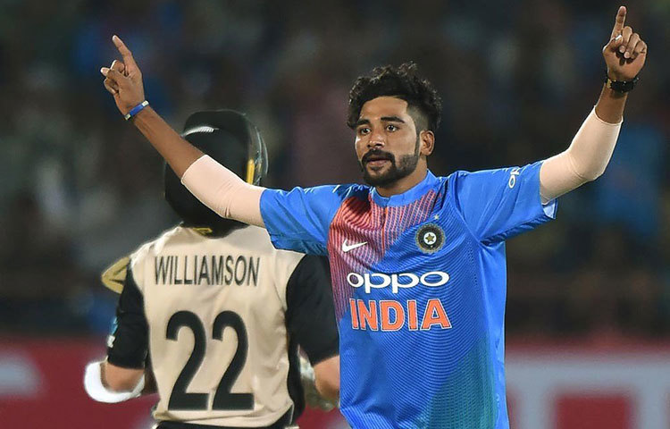 মহম্মদ সিরাজ : অক্ষরের মতো প্রথম ম্যাচে সুযোগ পাননি সিরাজও। তবে এই ম্যাচে দলে ফেরানো হতে পারে তরুণ এই পেসারকে।