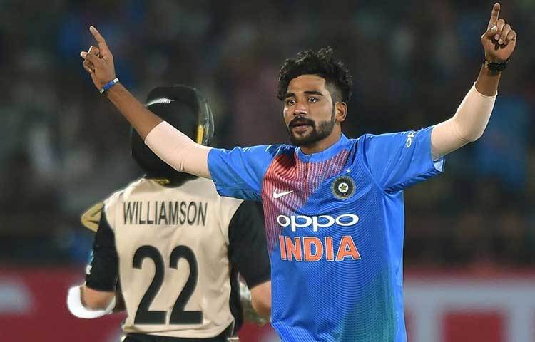 মহম্মদ সিরাজ : অক্ষরের মতো প্রথম ম্যাচে সুযোগ পাননি সিরাজও। তবে এই ম্যাচে দলে ফেরানো হতে পারে তরুণ এই পেসারকে।