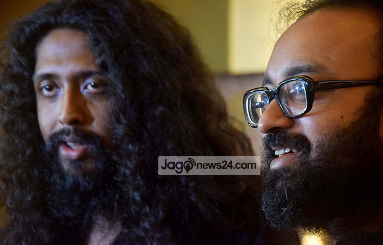 রাজধানীর বিশ্বসাহিত্য কেন্দ্রে ‘কবিতা’ শিরোনামের একটি গান নিয়ে আয়োজিত আড্ডায় অর্ক মুখার্জি ও সাত্যকি ব্যানার্জি। ছবি : মাহবুব আলম