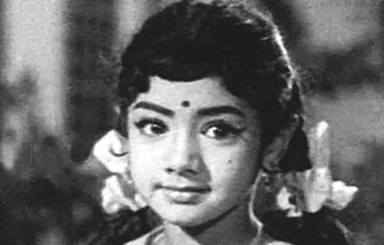 চার বছর বয়সে প্রথম ছবিতে কাজ করেন শ্রীদেবী। ছবির নাম ‘আম্মা ইয়াঙ্গার আয়াপন’।