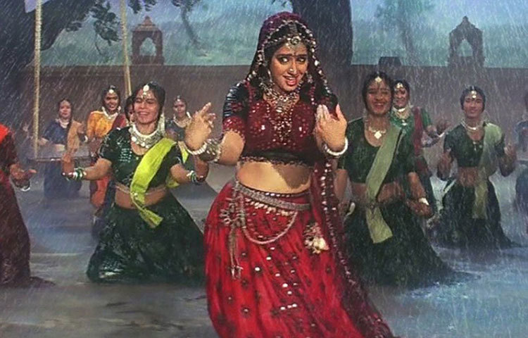 লমহে (১৯৯১) : ‘লমহে’তে শ্রীদেবী ও অনিল কাপুরের অনস্ক্রিন রোম্যান্স পছন্দ করেছিলেন দর্শকরা। জানেন কী, সে ছবিতে শ্রীদেবীর বিপরীতে অভিনয় করার জন্য তার রিয়েল লাইফ পার্টনার বনি কাপুরকে অফার করেছিলেন যশ চোপড়া