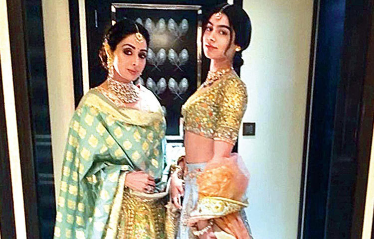 দুবাইয়ে আত্মীয়ের বিয়েতে ছোট মেয়ে খুশির সঙ্গে। দিন চারেক আগের ছবি।