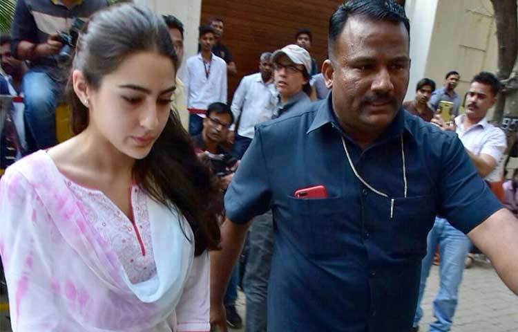 শ্রদ্ধা জানাতে এসেছেন সারা আলি খান।