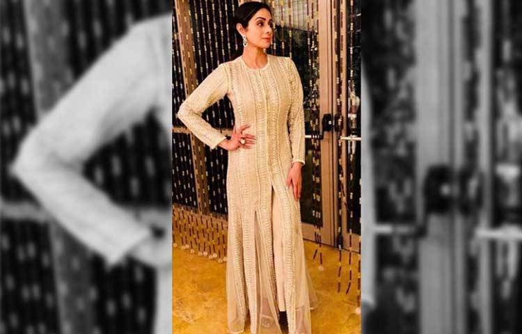 পারিবারিক অনুষ্ঠানে যোগ দিতে গিয়েছিলেন দুবাইতে। বিয়ের অনুষ্ঠানে নতুন সাজে বলিউডের কিংবদন্তি।