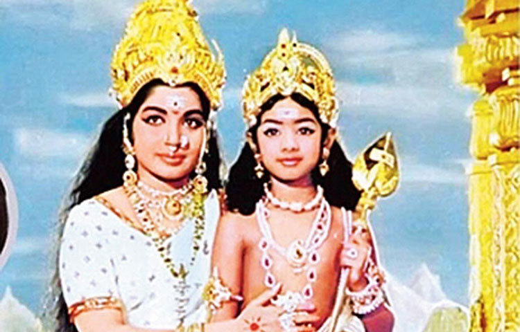 তামিল ছবি ‘অথি পরাশক্তি’তে (১৯৭১) জয়ললিতার কোলে।