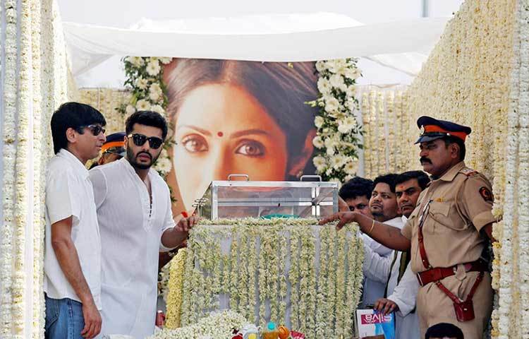 সম্পর্কের জটিলতা ভুলে, শ্রীদেবীর শেষ যাত্রায় ‘ছেলে’ অর্জুন কাপুর।