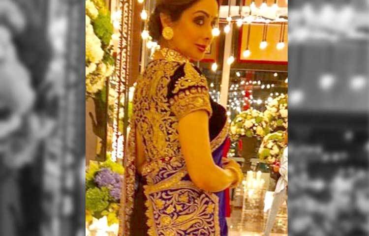 মুম্বাইতে এক অনুষ্ঠানের প্রাক্কালে শ্রীদেবী কাপুর।