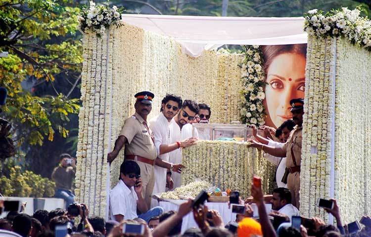 পরিবারকে কাঁদিয়ে চলে গেলেন কিংবদন্তি নায়িকা শ্রীদেবী।