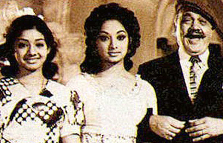 শ্রীদেবীর হিন্দি ডেবিউ ‘জুলি’ ছবিতে শিশুশিল্পী হিসেবে (একেবারে বাঁ দিকে)। ‘জুলি’র কলাকুশলীর সঙ্গে শ্রীদেবী।