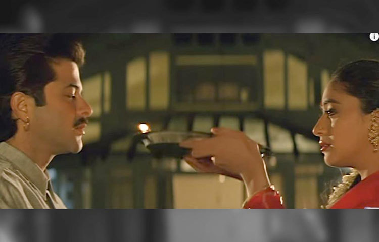 ১৯৯২ সালে মুক্তিপ্রাপ্ত ‘বেটা’ ছবিতে অভিনয় করার জন্য প্রথমে প্রস্তাব এসেছিল শ্রীদেবীর কাছে। কিন্তু তিনি রাজি না হওয়ায় হেমা মালিনী ওই চরিত্রে অভিনয় করেন।