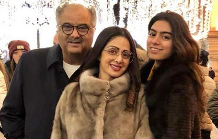 স্বামী বনি কাপুর এবং ছোট মেয়ে খুশির সঙ্গে শ্রীদেবী।