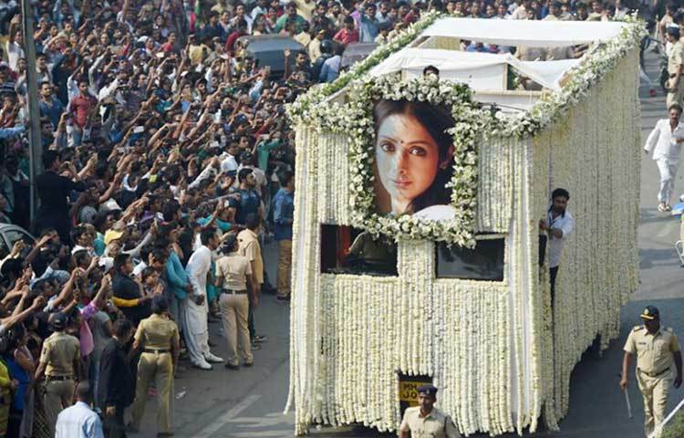 তার পছন্দের সাদা ফুলেই সজ্জিত শ্রীদেবীর শেষ যাত্রা।