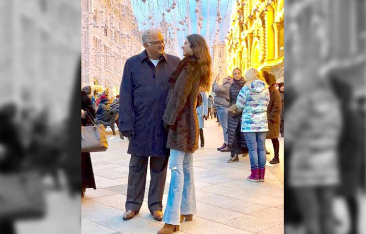 ‘লাভ অফ মাই লাইভ।’ খুশি এবং বনি কাপুরকে নিয়ে এই ক্যাপশনই লিখেছিলেন শ্রীদেবী।