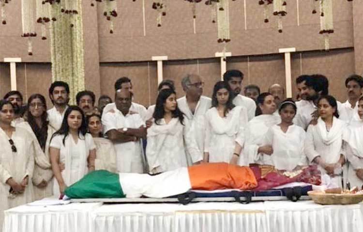 মায়ের শেষযাত্রায় দুই মেয়ে জাহ্নবী ও খুশি।