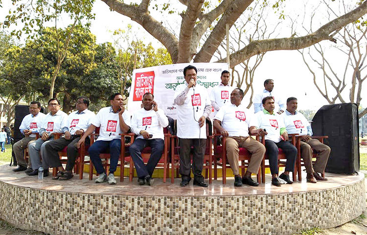 আলোচনা সভায় অনুষ্ঠানে জাতিসংঘে বাংলা চাই কর্মসূচিতে ভোট দেয়ার জন্য স্থানীয়দের উদ্বুদ্ধ করা হয়। ছবি : ইউসুফ দেওয়ান রাজু