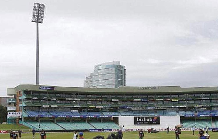 কিংসমিড, ডারবান : দক্ষিণ আফ্রিকার ডাববান। সবুজ পিচ হিসেবে বরাবারই সুনাম রয়েছে ডারবানের। এই সবুজ পিচেও শতরানের মুখ দেখতে পারেননি শচীন। টেস্টে ৬৩ এবং একদিনের ম্যাচে এই মাঠে তার সর্বোচ্চ ৪৫ রান।