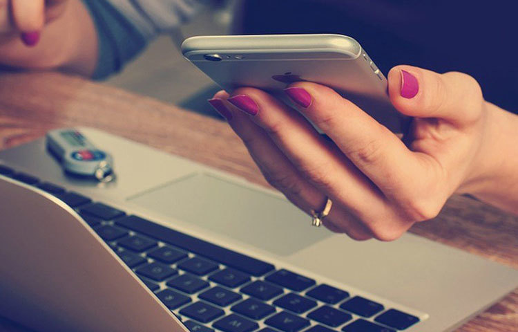 পুশ নোটিফিকেশনস বন্ধ করে রাখুন। ভেবে দেখুন তো, কিছু ক্ষণ পর পরই আপনার মোবাইলে কত অপ্রয়োজনীয় নোটিফিকেশন আসতে থাকে! আর তার খেয়াল রাখতে আপনাকে বার বারই চোখ রাখতে হয় স্মার্টফোনের স্ক্রিনে। এতে অহেতুক সময়ই নষ্ট হয়।