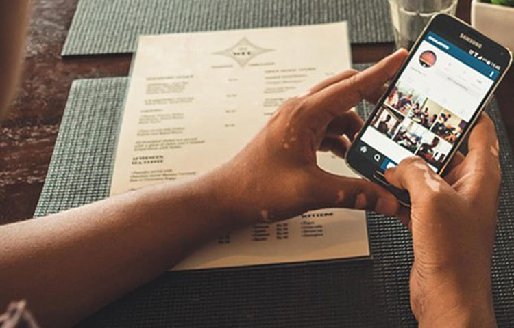 পুশ নোটিফিকেশনস বন্ধ করার পর এ বার আপনার স্মার্টফোনে থেকে অপ্রয়োজনীয় অ্যাপগুলোও ডিলিট করে ফেলুন। দেখবেন সময় বাঁচানোর পাশাপাশি আপনার স্মার্টফোনের মেমরিও অনেকটাই খালি হয়ে গিয়েছে।