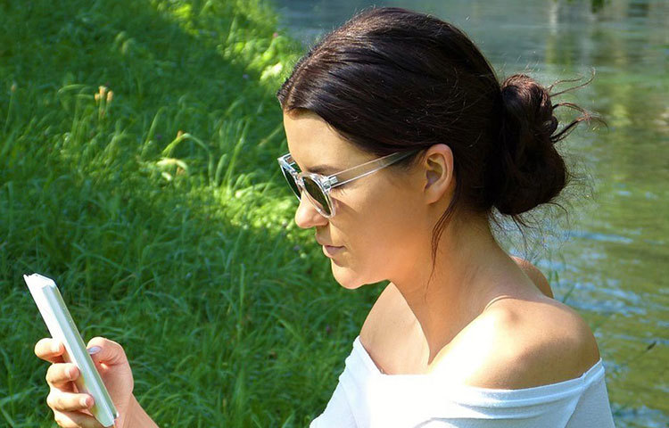 সোশ্যাল মিডিয়ার সৌজন্যে আজকাল একটি নতুন টার্ম প্রায়শই শোনা যায়। ফিয়ার অব মিসিং আউট (এফওএমও)। এটি একেবারেই মার্কেটিং গিমিক। দুনিয়ার যে প্রান্তে যা কিছু ঘটছে তা সঙ্গে সঙ্গে আপনাকে জানতে হবে, এমনটার দিব্যি কেউ দেয়নি। এফএমএফও-র ‘ভয়ে’ সারাক্ষণ সোশ্যাল মিডিয়ায় ঘুরে বেড়ানো বন্ধ করুন।