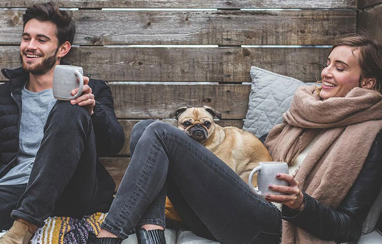 ভার্চুয়াল জগতে নয়, বরং বাস্তবে মানুষজনের সঙ্গে কথাবার্তা চালিয়ে যান। ব্যস্ত রুটিনের বাইরে খানিকটা সময় পেলে বন্ধুবান্ধবদের সঙ্গে দেখা-সাক্ষাৎ করুন। মা-বাবাকে নিয়ে যান ছুটি কাটাতে।