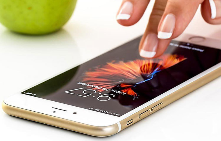 বিশেষজ্ঞদের মতে, স্ক্রিন আসক্তি একটি অন্যতম কারণ হলো স্মার্টফোনের রংচঙে ডিসপ্লে। তাই দ্রুত আপনার ফোনের ডিসপ্লে বদলে ফেলুন।