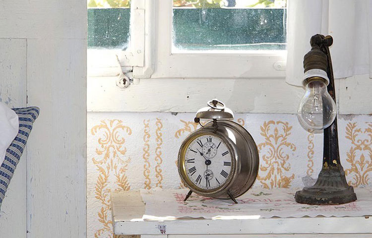 স্মার্টফোনের বদলে ঘড়িতে অ্যালার্ম সেট করুন। এতে স্মার্টফোনে নোটিফিকেশন এলে সহজেই হাত বাড়িয়ে তা দেখা যায়। ফলে ঘুমের দফারফা হয়। ঘড়িতে অ্যালার্ম সেট করলে অন্তত ওই নোটিফিকেশনগুলোর দাপট থেকে বাঁচবেন। তাতে রাতে ঘুমের ব্যাঘাতও কম হবে।