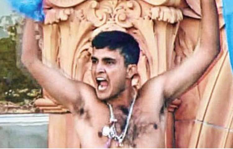 সৌরভ গাঙ্গুলি : ২০০২ সালে ন্যাটওয়েস্ট ট্রফির ফাইনালে লর্ডসের ব্যালকনিতে দাঁড়িয়ে প্রাক্তন ভারত অধিনায়কের জামা খুলে মাথার উপর ঘুরিয়ে সেলিব্রেট করার দৃশ্যটি বিশ্ব ক্রিকেটের ইতিহাসে বিচিত্র ভঙ্গির সেলিব্রেশনের ক্ষেত্রে অন্যতম। ন্যাটওয়েস্ট ট্রফির মাস খানেক আগে ওয়াংখেড়েতে ওডিআই সিরিজের ষষ্ঠ ম্যাচ ভারতকে হারিয়ে এভাবেই সেলিব্রেট করেছিলেন ব্রিটিশ অলরাউন্ডার অ্যান্ড্রু ফ্লিনটফ। লর্ডসে তারই জবাব দেন সৌরভ।