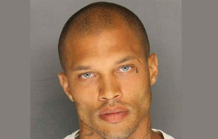 জেরেমি মেকস : ২০১৫ সালে দুই বছরের জন্য জেল হয়েছিল জেরেমির। সেই সময় তার একটি ছবি নিয়ে হইচই পড়ে যায় সোশ্যাল মিডিয়ায়। তার নীলচে চোখ আর সুপার ঝড় তুলেছিল সোশ্যাল মিডিয়ায়। পরে জেল থেকে ছাড়া পেয়ে লস অ্যাঞ্জেলসে মডেলিং শুরু করেন জেরেমি মেকস।