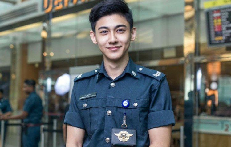 লি মিনওয়ে : ২২ বছরের লি কাজ করত সিঙ্গাপুর এয়ারপোর্টে। কিন্তু কোনো এক ফোটোগ্রাফারের কারসাজিতে এখন ফেমাস মুখ তিনি। গুড লুকিং এই পুলিশ অফিসারকে একবার দেখতে এখন নাকি প্রায়ই বিমানবন্দরে ভিড় জমাচ্ছেন সাধারণ মানুষ।
