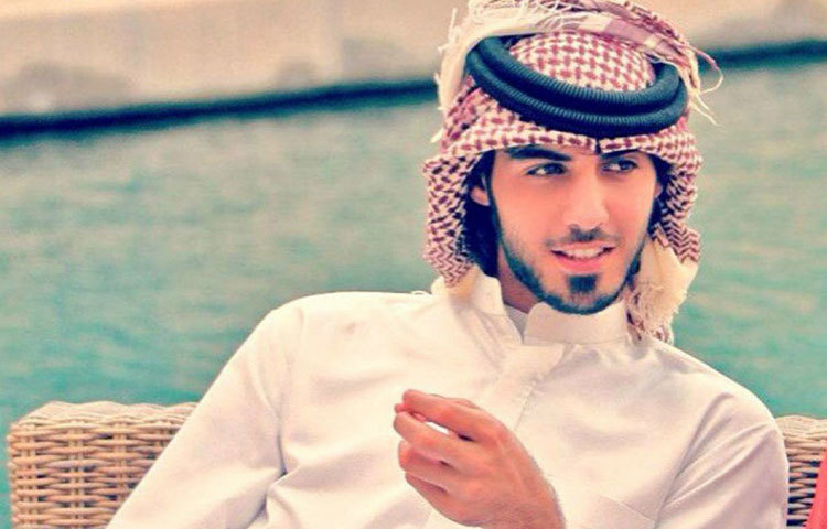 ওমর বুরকান আল গালা : উফ! হাজার নারীর হৃদয় চুরি করতে কয়েক সেকেন্ডও লাগে না তার। মাথায় কাপড়, চাপ দাড়ি, সাদা জামা, এক জোড়া চোখ। এতেই কাবু গোটা সোশ্যাল মিডিয়া। একটা ছবির দৌলতে এখন তিনি ভ্যানকুবারের স্থায়ী বাসিন্দা এবং সেখানকার জনপ্রিয় মডেল।