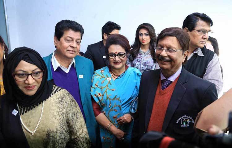 এক সঙ্গে একঝাঁক তারকা। জানা গেছে, মঙ্গলবার সকাল ৮টায় বিএফডিসি থেকে গাজীপুরের কালীগঞ্জ মেঘবাড়ি রিসোর্টের উদ্দেশ্যে যাত্রা করে চলচ্চিত্র অভিনয়শিল্পী ও আমন্ত্রিত অতিথিরা। ছবি : আব্দুর রহমান আরমান