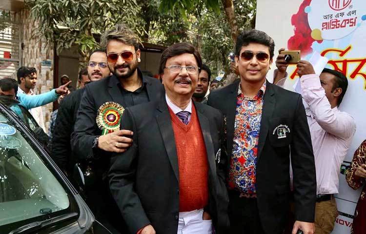 সোহেল রানাকে ঘিরে এ প্রজন্মের নায়ক জায়েদ খান ও সাইমন। ছবি : আব্দুর রহমান আরমান