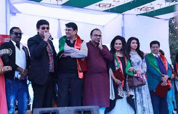 বনভোজনে অংশ নেয়া তারকাদের মধ্যে ছিলেন- ফারুক, আলমগীর, সোহেল রানা, কল্পনা আক্তার, ডিপজল, নাঈম, রুবেল, সুচন্দা, ববিতা, চম্পা, অঞ্জনা, শাবনূর, শাবনাজ, পপি, অরুনা বিশ্বাস, ফেরদৌস, রিয়াজ, অপু বিশ্বাস, পূর্ণিমা প্রমুখ। ছবি : আব্দুর রহমান আরমান