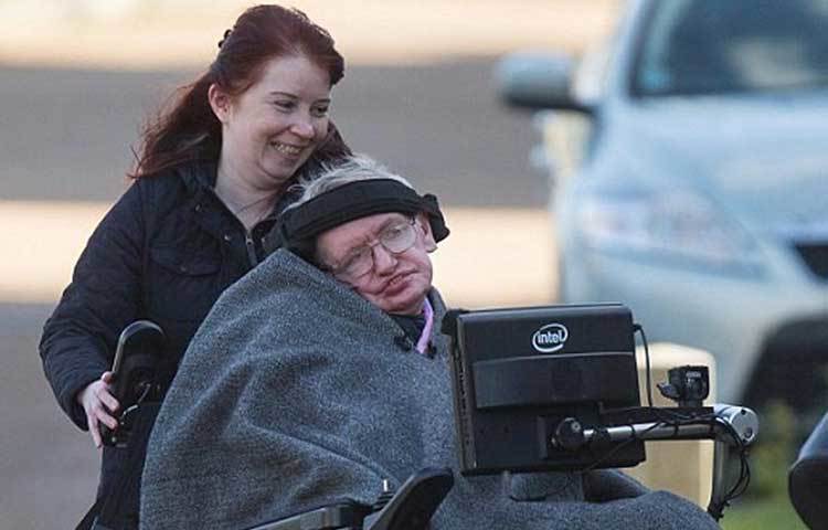 হকিংয়ের ভয়েস স্যাম্পল হিসেবে ব্যবহার করেছিলেন পিঙ্ক ফ্লয়েড। দ্য ডিভিশন বেল অ্যালবামের কিপ টকিং ও দ্য এন্ডলেস রিভার অ্যালবামের টকিং হকিং ট্র্যাকে ব্যবহৃত হয়েছে হকিংয়ের ভয়েস। তার নাম উঠে এসেছে রবিন উইলিয়ামসের গানেও।