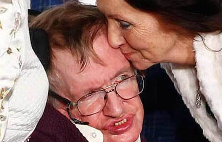 চলচ্চিত্রের মতোই বর্ণময় ছিল হকিংয়ের ব্যক্তি জীবনও। ক্যামব্রিজ বিশ্ববিদ্যালয়ে পড়ার সময় বন্ধুর বোন জেন ওয়াইল্ডের প্রেমে পড়ে তাকে বিয়ে করেন হকিং। ১৫ বছরের বিবাহিত জীবনের পর দুজনের মধ্যে দূরত্ব বাড়লে নিজের নার্স এলিন ম্যাসনের প্রেমে পড়েন ও তাকে বিয়ে করেন হকিং।