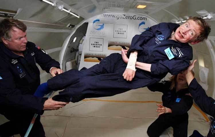 দীর্ঘ অসুস্থতার জীবনেও মহাকাশে পাড়ি দিয়েছিলেন স্টিফেন হকিং। ২০১৬ সালে ন্যানো স্টারশিপ প্রজেক্টে হকিংয়ের সঙ্গে হাত মিলিয়েছিলেন নাসার গবেষকরা।