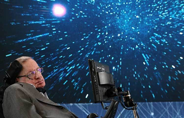 কম্পিউটার স্টু, ডক্টর হু, দ্য রং কোস্ট, উইবল অ্যান্ড বব, ইউজার ফ্রেন্ডলি, হকিং, লিগালি ব্লন্ড, লস্ট, নকড আপ, দ্য ভাইসার অব ডিবল, ফাদার টেড, হুজ লাইন ইজ এনিওয়ে, সিনফিল্ড, ম্যালকম ইন দ্য মিডল, দ্য ডবল, দ্য আইটি ক্রাউড, দ্য কোলবার্ট রিপোর্ট, গুডনাইট সুইটহার্টস, ব্লইডারস, দ্য অ্যাভেঞ্জার্স সিনেমায় কখনো ছবি হিসেবে উঠে এসেছেন হকিং। কখনো শুধুই তার নামের রেফারেন্স ব্যবহার করা হয়েছে।