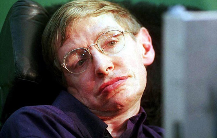 বিশিষ্ট বিজ্ঞানী স্টিফেন হকিংয়ের এক মহাজীবনের অবসান ঘটলো। এর আগে তার মৃত্যু নিয়ে গুজব ছড়ালেও, বুধবার তার পরিবারের তরফে হকিংয়ের মৃত্যু সংবাদ জানানো হয়।