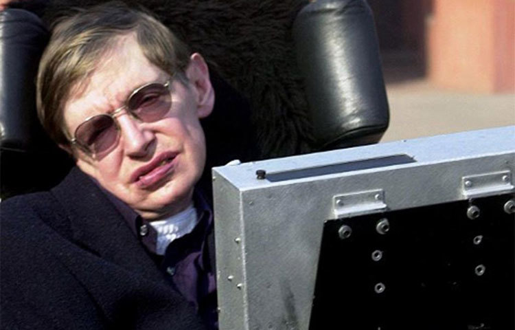 হকিং ভারতেও এসেছিলেন ২০০১ সালে। এখানে তিনি বিভিন্ন জায়গায় ভাষণও দেন। এই ছবিটি ২০০১ সালের জানুয়ারি মাসে দিল্লির যন্তর মন্তরের সামনে।