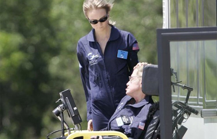 মহাকাশে যাওয়ার তীব্র ইচ্ছে ছিল হকিংয়ের। এই ছবিটি কেনেডি স্পেস সেন্টারের সামনে তোলা। তিনি বিমানের ভিতর ‘জিরো গ্র্যাভিটি’-র অভিজ্ঞতা সঞ্চয় করতে যান।