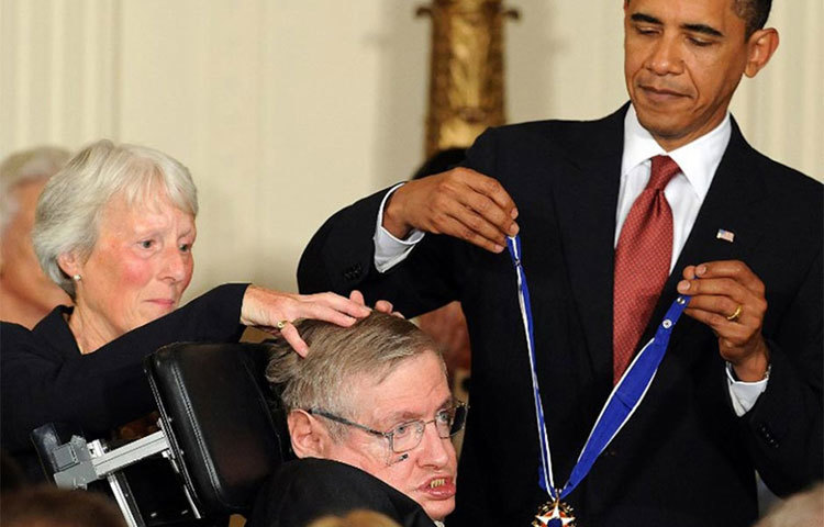 বিভিন্ন সম্মানে ভূষিত হলেও, নোবেল পাওয়া হয়নি স্টিফেন হকিংয়ের। এই ছবিটি ২০০৯ সালে ‘মেডেল অফ ফ্রিডম’ পদক পরিয়ে দিচ্ছেন তৎকালীন মার্কিন প্রেসিডেন্ট বারাক ওবামা।