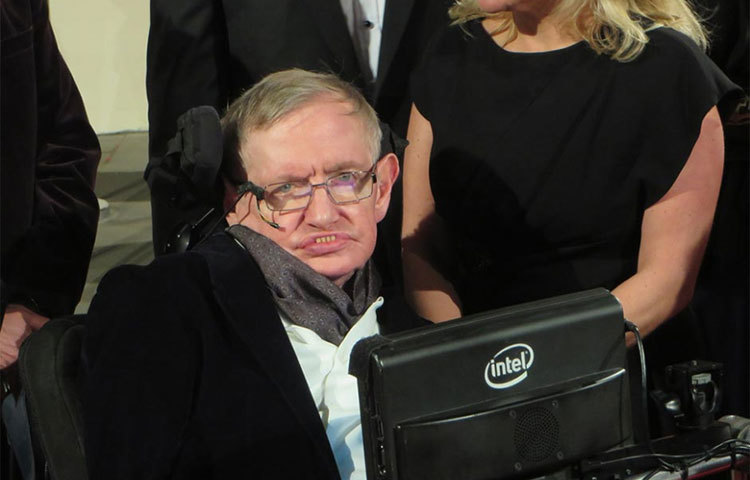 ২০১৫ সালে লন্ডনের ‘বাফটা’ ফিল্ম অ্যাওয়ার্ডের অনুষ্ঠানে স্টিফেন হকিং। তার জীবন নিয়ে তৈরি হওয়া ছবি ‘দ্য থিওরি অফ এভরিথিং’ ২০১৪ সালে অস্কার পুরস্কার জেতে।