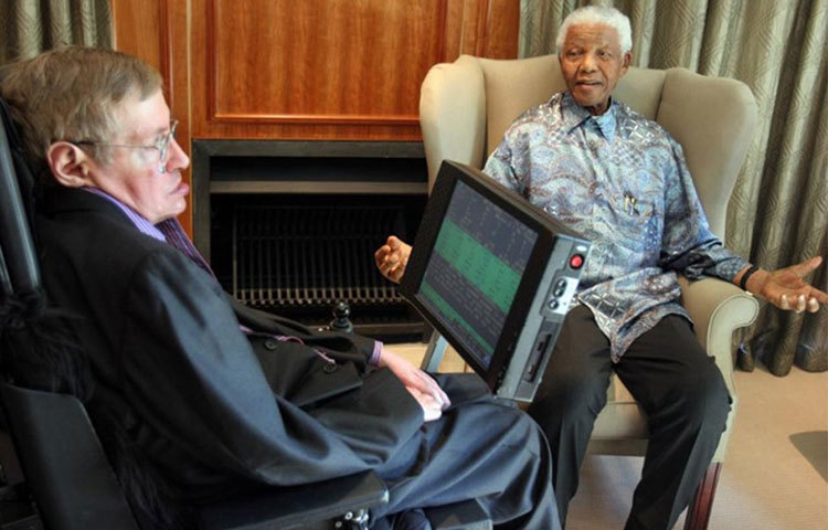 ২০০৮ সালে দক্ষিণ আফ্রিকার জোহানেসবার্গে প্রাক্তন প্রেসিডেন্ট নেলসন ম্যান্ডেলার সঙ্গে স্টিফেন হকিং। তার শারীরিক অসুস্থতা সত্ত্বেও, তিনি সারা পৃথিবী ঘুরে বেরিয়েছিলেন।