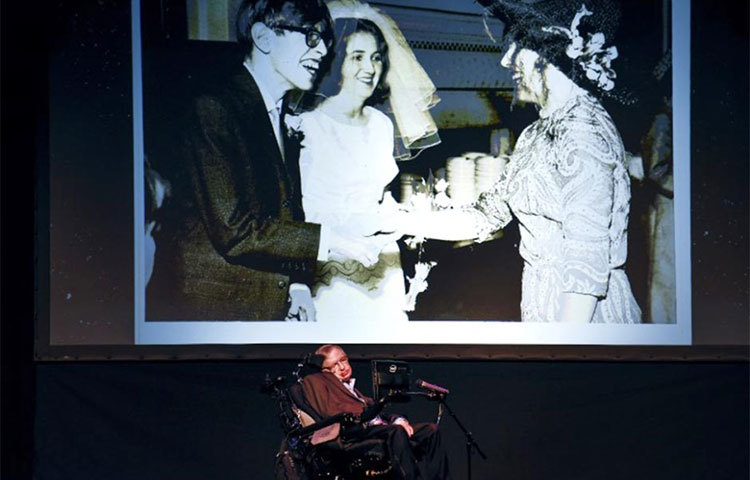 স্টিফেন হকিংয়ের জন্ম ৮ জানুয়ারি, ১৯৪২। ইংল্যান্ডের অক্সফোর্ড শহরে। বাবা-মা ডাক্তারি পড়াতে চাইলেও, হকিং অংক নিয়ে পড়তে চান। অক্সফোর্ডের ইউনিভার্সিটি কলেজে অঙ্ক বিষয়টি না থাকায়, হকিং পদার্থবিদ্যা নিয়ে ভর্তি হন।