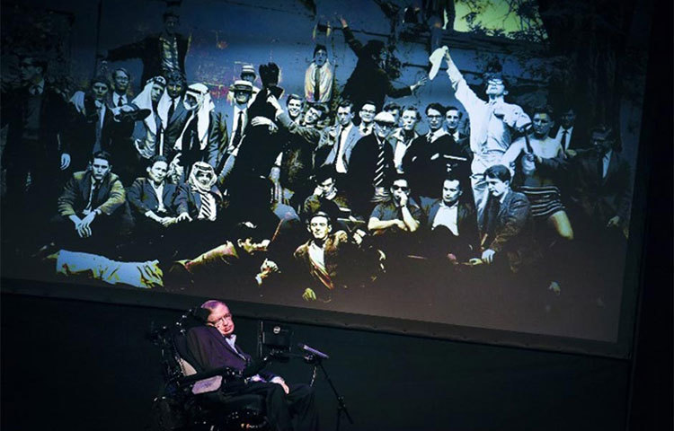 তার লেখা ‘আ ব্রিফ হিস্ট্রি অফ টাইম’ বইটি সারা বিশ্বজুড়ে সাড়া ফেলে দেয়। আমাদের অস্তিত্ব ও পৃথিবীর শুরু ও শেষ কোথায়, সেই সম্বন্ধে সাধারণ মানুষের ভাষায় লেখা বইটি।