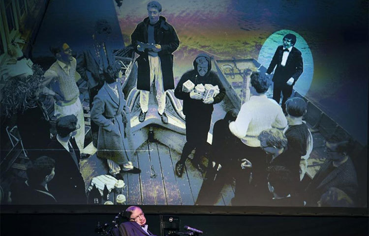 ব্লাক হোল নিয়ে বিজ্ঞানীদের ধারণা বদলে দেন হকিং। আগে ধারণা ছিল, কোনো কিছুই ব্লাক হোলের গ্রাস থেকে কোনো কিছু বাঁচতে পারে না। কিন্তু হকিং প্রথম বলেন, ব্লাক হোল থেকে বিকিরণ বের হতে থাকলে, এর ভর কমতে থাকে। একসময় এর বিস্ফোরণ হয় ও এটি মহাশূন্যে মিলিয়ে যায়।