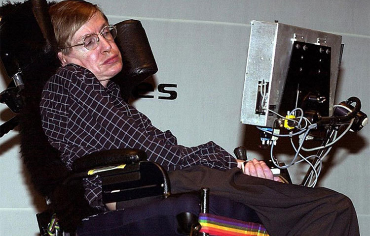 মোটর নিউরন-এর মতো স্নায়ুরোগে আক্রান্ত হন তার ২১তম জন্মদিনে। ক্রমে তিনি হুইল চেয়ারে বন্দি হয়ে পড়েন।