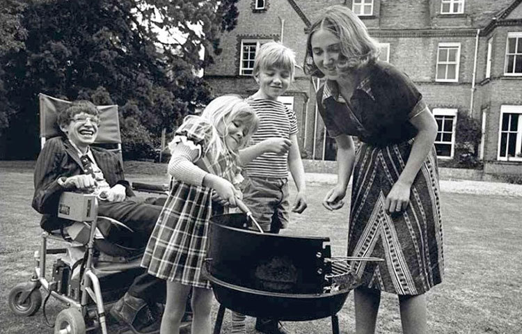 ১৯৬৪ সালে যখন হকিং জেনের সঙ্গে প্রথম বিবাহ বন্ধনে আবদ্ধ হন। তখন ডাক্তাররা বলেছিলেন, তিনি আর মাত্র ৩ বা ৪ বছর বাঁচবেন।